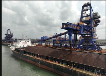Simandou : le premier navire chargé de minerai de fer quitte Moribaya pour la Chine
